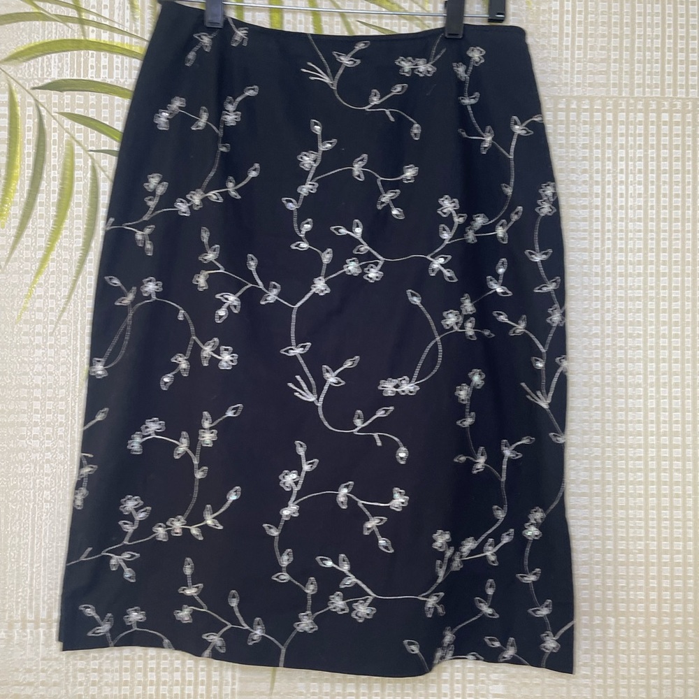 INC women’s black skirt with chain and sequin flower pattern Size 8 - Picture 2 of 5
